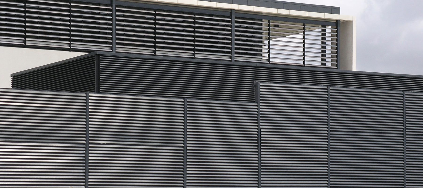 Italia 100 louvre screening fence NK Police 1