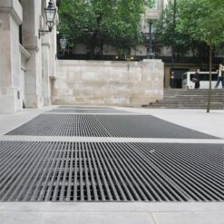 Barrot Pedestrial Grating The Strand-09