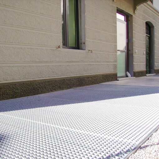 PL 33 33 floor grating 01