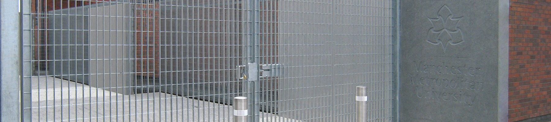 Banner Customised grating fence Como Manchester University Banner Customised grating fence Como Manchester University