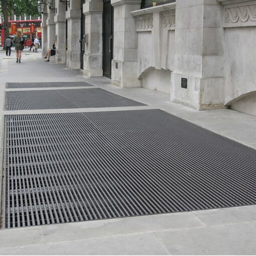 LangFulton Barrot pedestrian grating the Strand 2